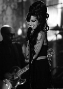 amy-winehouse-black-and-white
